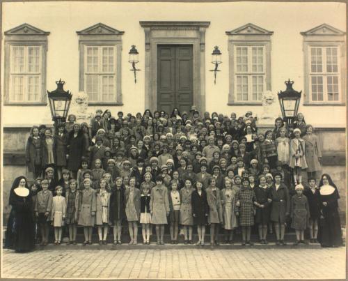 Elever Fra Den Franske Skole På Udflugt Til Fredensborg Slot ...