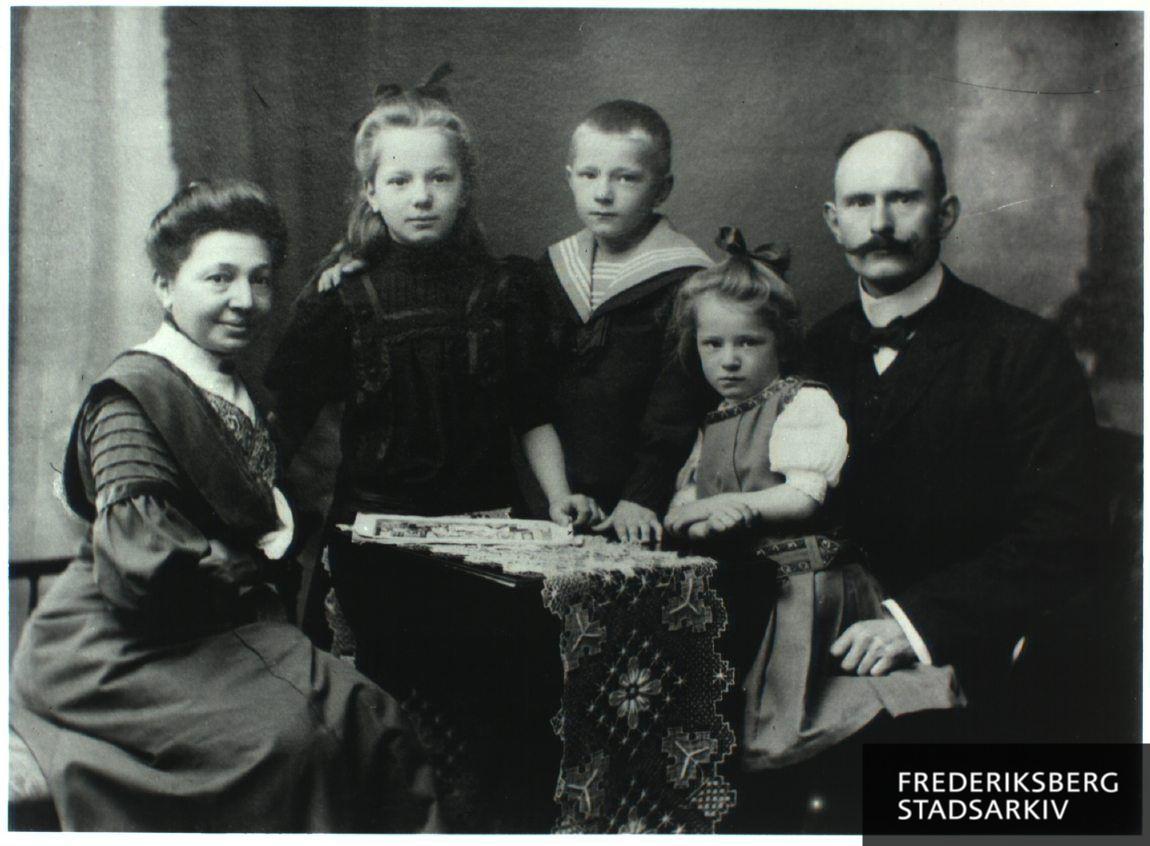 Snedkermester August Olsen med familie