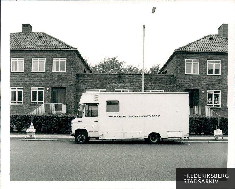 Tandlægebussen. Frederiksberg Kommunes børnetandplejes bus ud for en daginstitutionerne på Jens Jessens Vej."