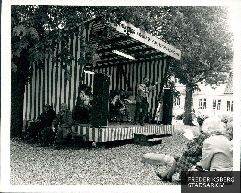 Lorry. Frederiksberg Kommunes Sommerunderholdning i Lorrys have i Allégade