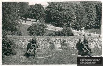 Fredericia Vold fotograferet i forbindelse med med musikforeningens udflugt til Fredericia og Århus d. 1.-3. september 1956. 5-6 mand fra Frederiksberg brandvæsen deltog.
