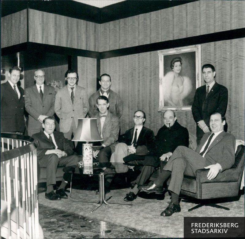 Gruppefoto på hotel i Lübeck i forbindelse med en studietur til Dräger-Werke i byen d. 11.-14. februar. Fotografiet er taget umiddelbart inden hjemturen ved middagstid d. 14. februar. Under maleriet ses deltageren fra Frederiksberg Brandvæsen Kürstein Jensen.