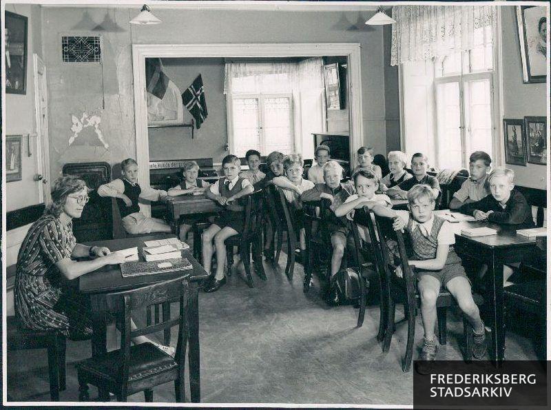 Skolen på Niels Ebbesens Vej. Klassefoto taget under evakueringen i 1945 på Højskolehjemmet, Svanholmvej 15
