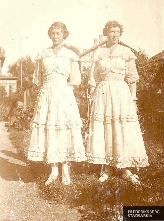 Uredelighed mængde af salg udstilling Else Strauss Stenbo (til venstre) (f. ca. 1898) og Edith Strauss Stenbo  (1896-1988) i 1917