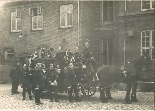 håndtering Slette Berolige Brandfolk på en hestetrukken vogn pyntet op med bl.a. flag i anledning af  Børnehjælpsdagen 1917. - kbhbilleder.dk