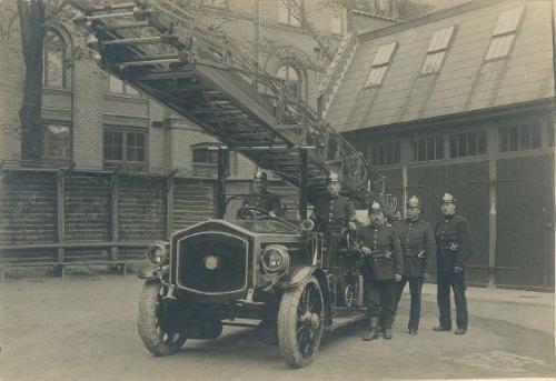 Fra en øvelse med den elektriske stige S-1. Fra venstre ses brandmand nr. 103 P. Nielsen, brandmester nr. 16 Charles Hansen, reservesprøjtefører nr. 13 O. Petersen, nr. 29 Chr. Vald. Pedersen og brandmand nr. 36 Peter B. Hansen.