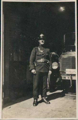 Brandmand i uniform på brandstationen.