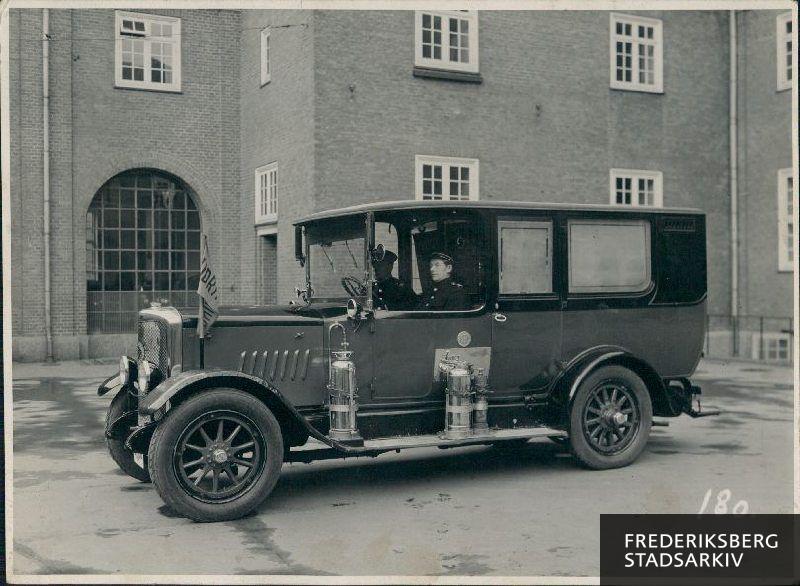 Frederiksberg Brandvæsens første automobil-ambulancetype Scania Vabis. Den var i brug fra 1922-1937 og fandtes i tre eksemplarer. Chaufføren er nr. 108 Hans Nielsen og konduktør er nr. 78 Adolf G. Hvorslev