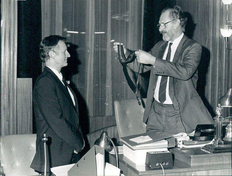 Frederiksbergs nye borgmester, den 42-årige John Winther, får for første gang borgmesterkæden på i foråret 1978 af viceborgmester Jørgen Christiansen.