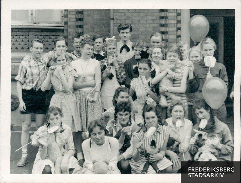 Skolen på Godthåbsvej, R 1957.
Sidste skoledag. Eleverne er udklædt