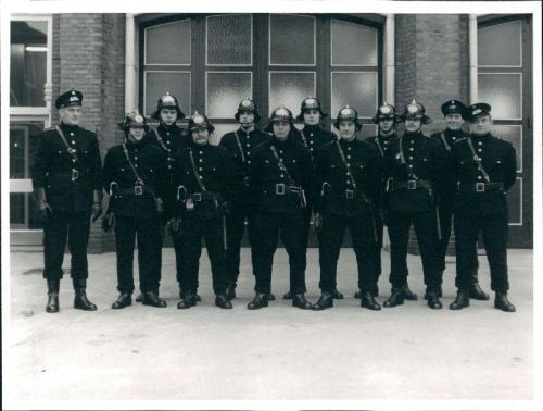 Gruppefoto udenfor af holdet til ansættelseskursus II på Københavns Brandskole i Valby 1974. Fra Frederiksberg deltog nr. 66 Erik Pedersen og nr. 63 Birger Madsen.