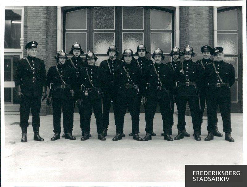 Gruppefoto udenfor af holdet til ansættelseskursus II på Københavns Brandskole i Valby 1974. Fra Frederiksberg deltog nr. 66 Erik Pedersen og nr. 63 Birger Madsen.