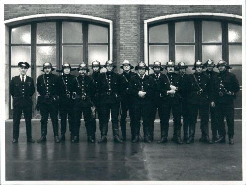 Gruppefoto fra holdet på Københavns Brandskole i Valby 1972. Fem deltog fra Frederiksberg og ses fra venstre som den sjette Hvidtfjeldt Larsen, ottende brandinspektør Koch, niende nr. 114 Knud Andersen, tiende nr. 74 Leif Hansen, femtende nr. 119 Jørgen Rasmussen.
