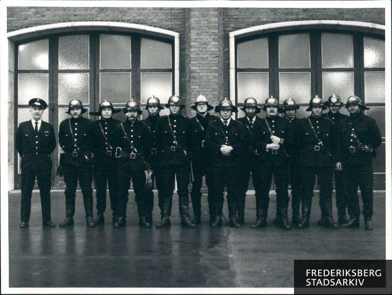 Gruppefoto fra holdet på Københavns Brandskole i Valby 1972. Fem deltog fra Frederiksberg og ses fra venstre som den sjette Hvidtfjeldt Larsen, ottende brandinspektør Koch, niende nr. 114 Knud Andersen, tiende nr. 74 Leif Hansen, femtende nr. 119 Jørgen Rasmussen.