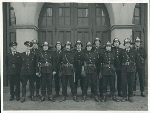 Gruppefoto af holdet fra fagkursus på Københavns Brandskole i Valby 17. november-17. december 1969.
Fra Frederiksberg deltog nr. 71 Leif Eriksen, nr. 95 Henry Mark, nr. 112 Frans Boll, nr. 75 Henry ielsen, nr. 108 Eskild Harder.