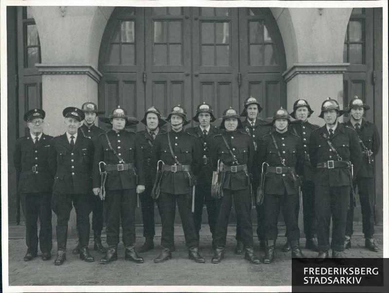 Gruppefoto af holdet fra fagkursus på Københavns Brandskole i Valby 17. november-17. december 1969.
Fra Frederiksberg deltog nr. 71 Leif Eriksen, nr. 95 Henry Mark, nr. 112 Frans Boll, nr. 75 Henry ielsen, nr. 108 Eskild Harder.