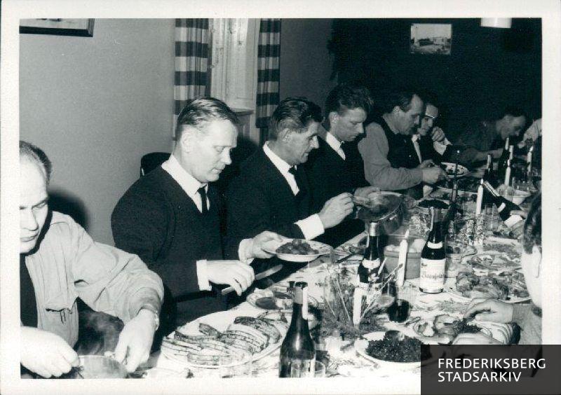 Juleaften på brandstationen ca. 1968. Der øses og spises julemad: Rødkål, flæskesteg og brunede kartofler.