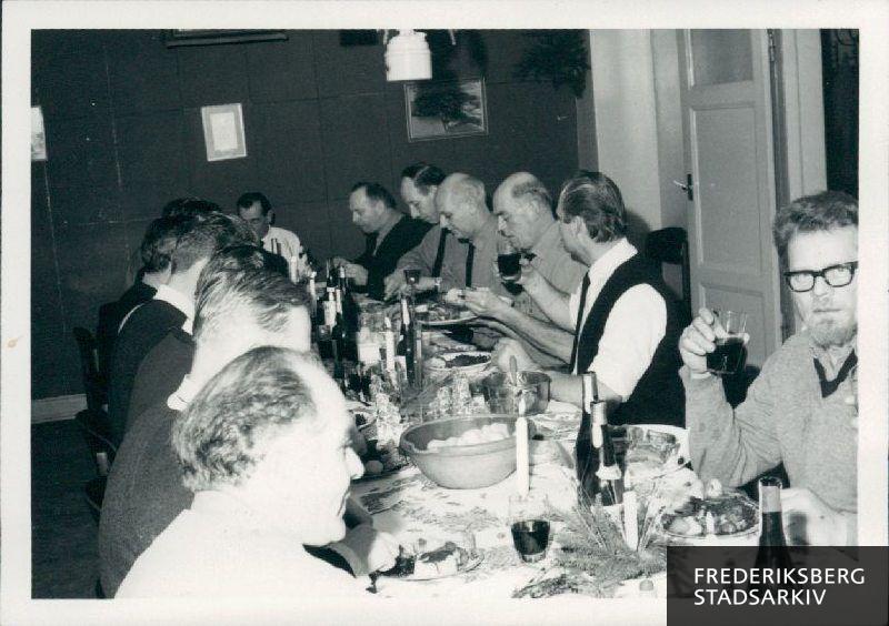 Juleaften på brandstationen ca. 1968. Der øses og spises julemad ved middagsbordet: Rødkål, flæskesteg og brunede kartofler.