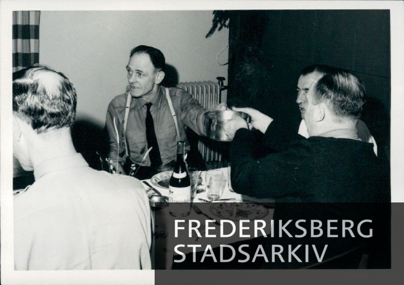 Juleaften Pa Brandstationen Ca 1968 En Gryde Raekkes Rundt I Forbindelse Med Spisningen Omkring Middagsbordet Julemaden Var Klassisk Flaeskesteg Med Brunede Kartofler Og Rodakal Kbhbilleder Dk