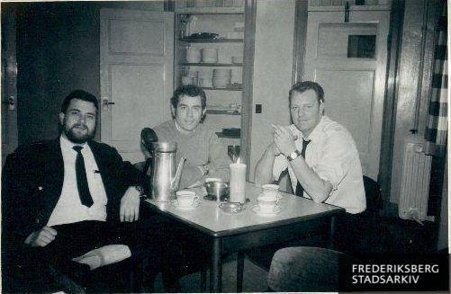 Brandfolk omkring kaffebordet.
Fra venstre ses nr. 57 Jørgen Bent Hansen, nr. 56 Hans Eriksen og nr. 83 Per Biener.