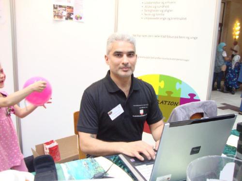 Integrationsrådets stand på Mangfoldighedsdagen blev her passet af medlem af Integrationsrådet og rådhusbetjent Mohammad Kazem