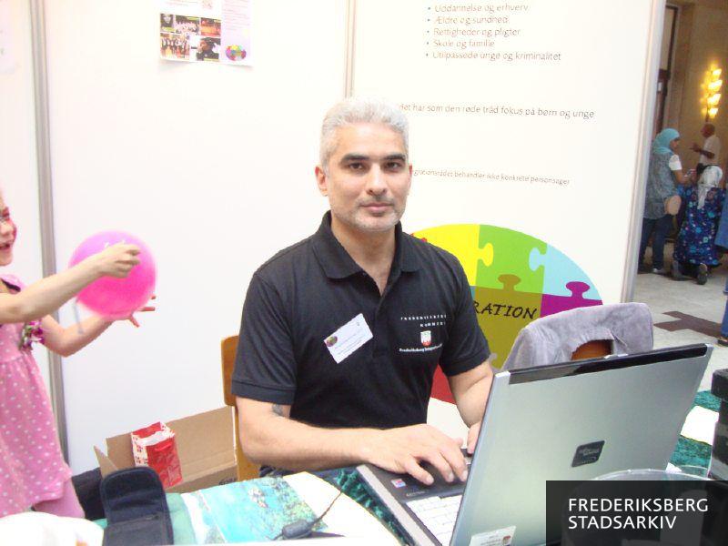 Integrationsrådets stand på Mangfoldighedsdagen blev her passet af medlem af Integrationsrådet og rådhusbetjent Mohammad Kazem