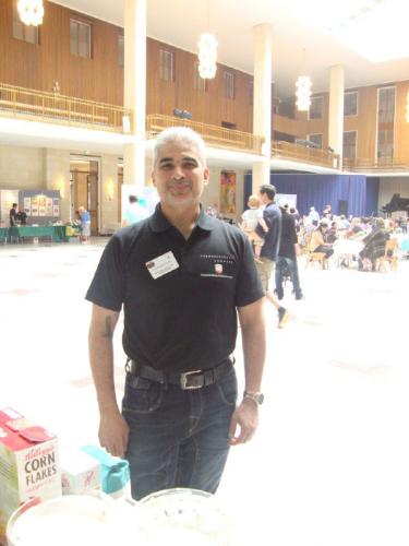 På Mangfoldighedsdagen ses en af arrangørerne, medlem af Integrationsrådet og rådhusbetjent Mohammad Kazem, i rådhushallen foran sundhedsformidlernes stand