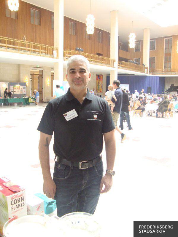 På Mangfoldighedsdagen ses en af arrangørerne, medlem af Integrationsrådet og rådhusbetjent Mohammad Kazem, i rådhushallen foran sundhedsformidlernes stand