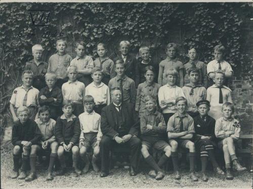 Skolen ved Solbjergvej. 6.A. 1926.
Nederste rk. fra venstre:Georg Petersen, Leo Greve, Poul Nielsen, Karl Johan Rasmussen, lærer Hr. Olaf W. Kôster, Henry Porsbo, Knud Gunner Nielsen, Aage Skaarup, Børge Nielsen
Mellemste rk. fra venstre: Ejvind Petersen, Knud Petersen, Uffe  Meinche, Hans Viliam Hansen, Helge Mortensen, Børge Groot, Ejnar Pedersen, Erik Christensen, Helmuth Aschenbrenner
Øverste rk. fra venstre: Alf Nordby, Erik Larsen, Poul Larsen, Orla Hansen, Thorkild Jørgensen, Tage Sørensen, Orla Larsen, Eduard Sørensen, Helge Petersen
Manglende elever: Rudolf Krenlyfeld? Ole Riis.