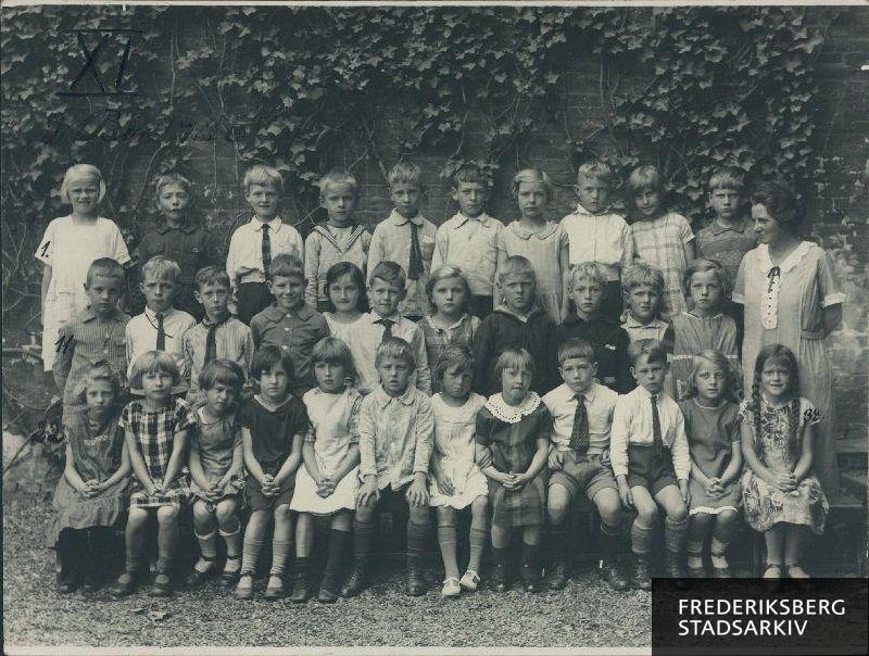 Skolen ved Solbjergvej. 2.Bl. 1926.
Nederste rk. fra venstre: Gunhild Christiansen, Grete Willemann, Ellen Munksgaard, Eva Jacobsen, Grethe Larsen, Evald Schûtt, Tove Hansen, Johanne Grønbeck, Richard Larsen, John Solberg, Grethe Nielsen, Aase Lundbæk.
Mellemste rk. fra venstre:Erik Hansen, Preben Jensen, Sigfrid Andersen, Henning Jensen, Rita Annette Nielsen, Mogens Mølberg, Edith Olsen ,Helmuth Heitman, Vilhelm Grøntved, Svend Olsen, Else Hansen, Lærer Frk. Marie Hansen
Øverste rk. fra venstre: Alice Andersen, Kaj Madsen, Mogens Bentzen, Franly Elmin, Villy Kôster, Edwin Nielsen, Rita Bodil Nielsen, Johan Mortensen, Alice Åkerlund, Aage Petersen
Manglende elever; Elly Rie Hotz.
Nederste rk. fra venstre: Gunhild Christiansen, Grete Willemann, Ellen Munksgaard, Eva Jacobsen, Grethe Larsen, Evald Schûtt, Tove Hansen, Johanne Grønbeck, Richard Larsen, John Solberg, Grethe Nielsen, Aase Lundbæk.