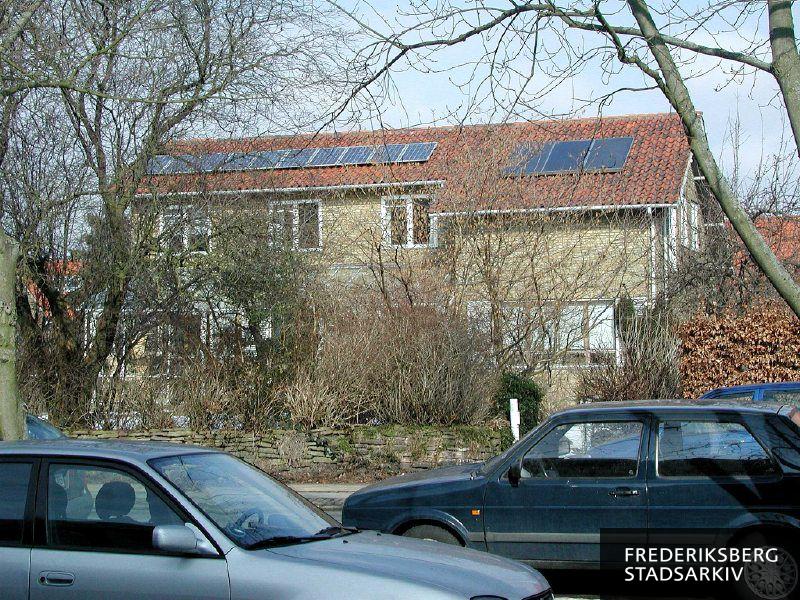 Troels-Lunds Vej 32 med solfangere på taget. Marts 2006