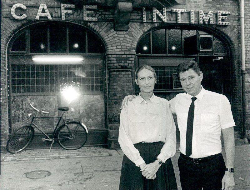 Cafe Intime .Foran cafeen ses Ole og Betsy Holst