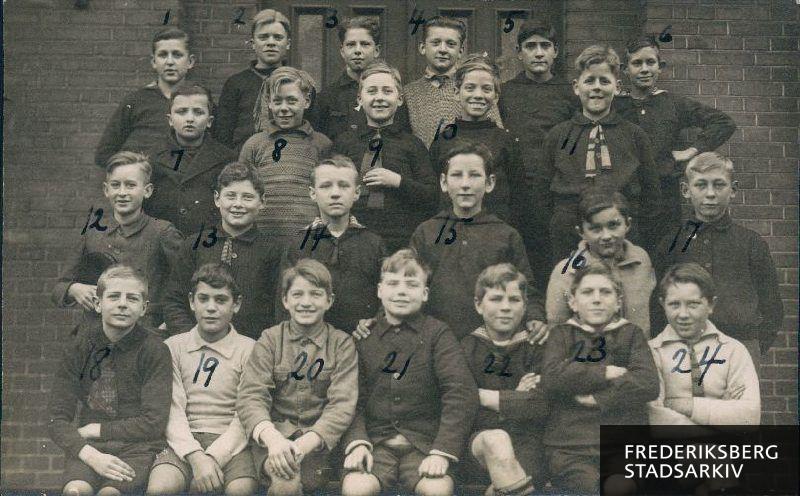 Skolen på Nyelandsvej, 7 B 1925-26
1. række fra venstre: Kaj Olsen, Bruno Pfeiffer, Poul Bøving, Harry Jensen, Robert Jensen, Kaj Jensen, Walther Jensen
2. række fra venstre: Hans Jensenius, Orla Rasmussen, Charles Wendt, Knud Nielsen, Børge Olsen, Henrik Nielsen
3. række fra venstre: Erik Hansen, Hans Heitmann, Aage Tømming, Knud Knudsen, Edgar Bang
4. række fra venstre: Poul Nielsen, Knud Petersen, Raimund Szefferyck, Poul Sørensen, Knud Anton Hansen, Frederik Larsen