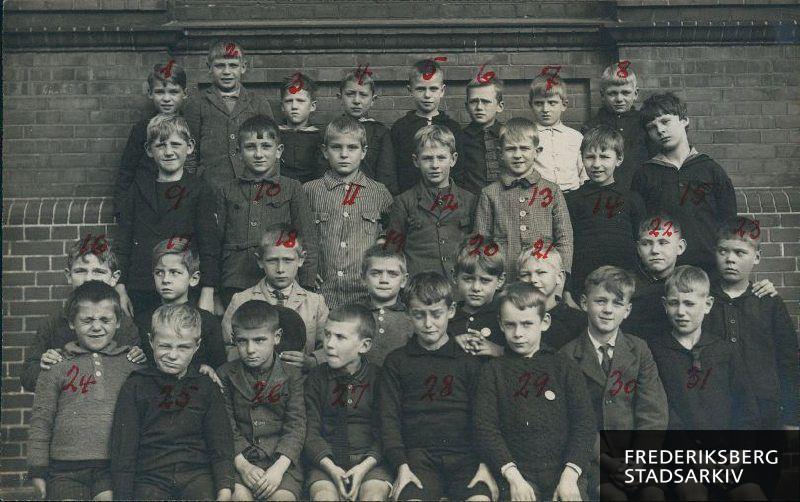 Skolen på Nyelandsvej, 3 A Juni 1926
1. række fra venstre: Thomas Hansen, Børge Jensen, Harald Marcussen, Knud Juhl Nielsen, Svend Knud Rasmussen, Johannes Jørgensen, Børge Frederiksen, Harald Duus
2. række fra venstre: Christian Jørgensen, Carl Krüger, Aksel Alf Rasmussen, Erik Hansen, Viggo Oehlerick, Jørgen Ancker, Svend Bokelund, Kaj Andersen
3. række fra venstre: Svend Sødring, Helge Christiansen, Arne Holst, Oluf Aude-Hansen, Poul Erik Larsen, Svend Rasmussen, Benny Olsen
4. række fra venstre: Palle Brostrøm, Tage Hansen, Ib Weicher, Herman Plesner, Normann Petersen, Poul Helge Hansen, Aage Sprotte, Poul Edw. Jørgensen