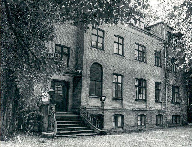 Indgangsparti med trappe på Vodroffsvej 50B