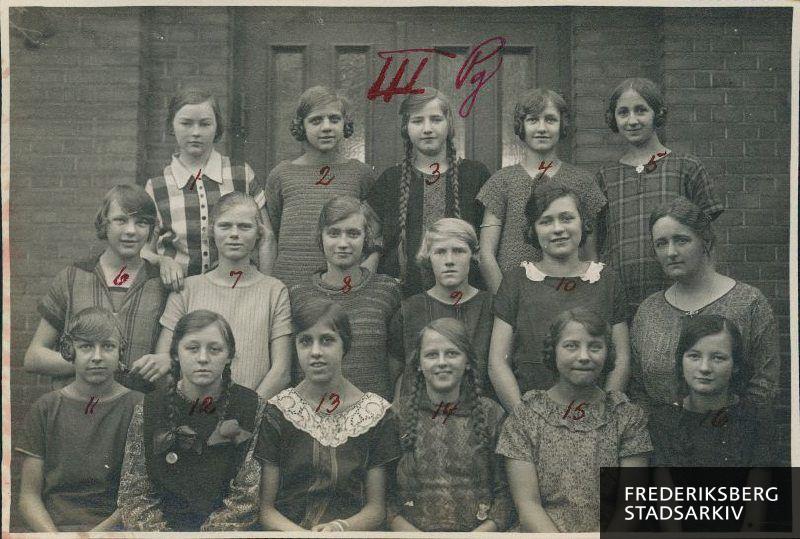 Skolen på Nyelandsvej, III Pg, Maj 1926
1. række fra venstre: Ellen Christensen, Ellen Madsen, Gudrun Smidt, Oda Nielsen, Edith Lyster, Margrethe Schmith
2. række fra venstre: Edith Kiowsky, Ellen Carlsen, Gertrud Ulrich, Edith Løff, Gudrun Larsen, lærer M. Herlev
3. række fra venstre: Evelyn Larsen, Inger Larsen, Olga Nielsen, Sonja Andersen, Astrid Hansen