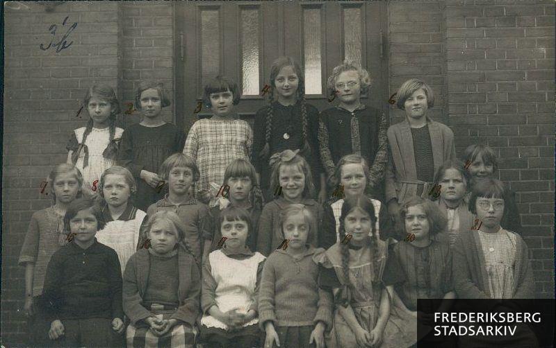 Skolen på Nyelandsvej, 3. b, 1925-26
1. række fra venstre: Grete Pedersen, Ebba Bokelund, Grethe Hartvig, Tove E. Hansen, Gudrun Zeeberg, Ellinor Mathiesen, Grethe Andersen
2. række fra venstre: Erna Christiansen, Grethe Lind, Tove Ida Hansen, Solvejg Mortensen, Gerda Pedersen, Emmy Jensen, Grete Grib, Lilly Nielsen
3. række fra venstre: Grete Paso-Olsen, Ellen Christiansen, Ebba Jensen, Edith Kølstrup, Jonna Christensen, Henny Nielsen
Lærer: M. Ritzau