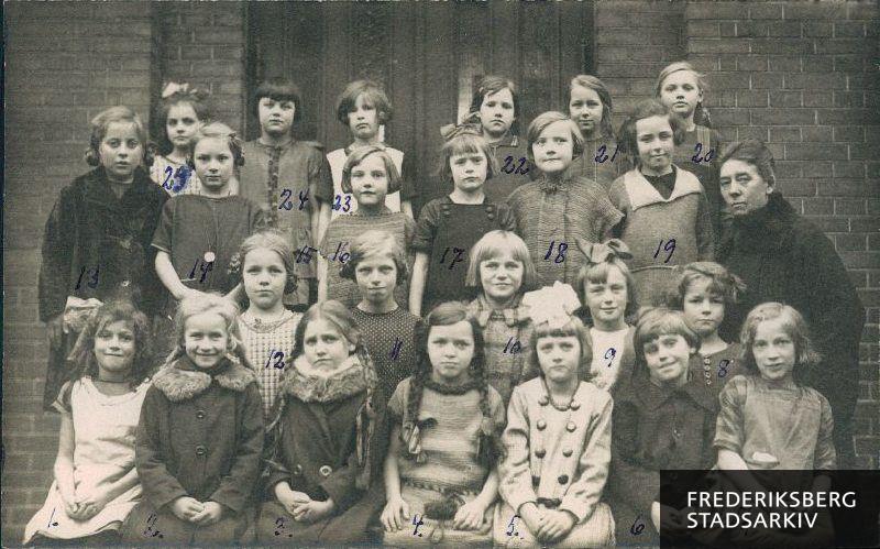 Skolen på Nyelandsvej, 3.a, 1925-26
1. række fra venstre: Tove Gerths, Rigmor Schlichting, Anna Larsen, Lilly Jensen, Ellen Jensen, Ebba Velling, Ruth Christiansen
2. række fra venstre: Else Rasmussen, Eva Henriksen, Alice Krafft, Esther Frederiksen, Ellen Dyre
3. række fra venstre: Erna Hansen, Gerda Møller, Vera Olsen, Tove Rasmussen, Else Sørensen, Gerda Warming, lærer
4. række fra venstre: Lillian Hansen, Enge Juul Hansen, Grethe Nielsen, Inga Bentsen, Gerda Hansen, Lilly Andersen