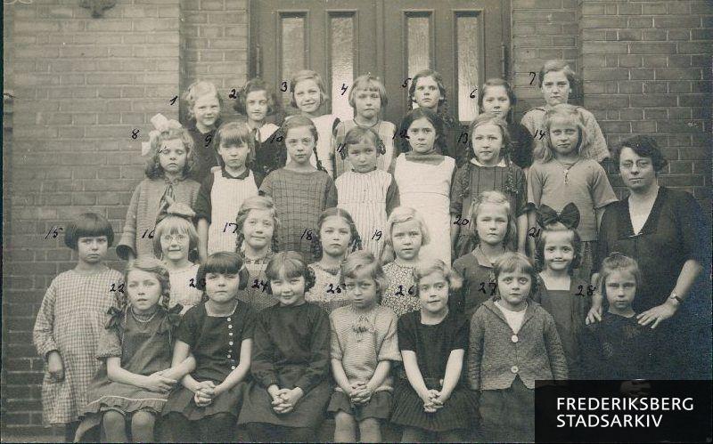 Skolen på Nyelandsvej, 2b., 1925-26
1. række fra venstre: Aase Lindorff, Edith Eisensøe, Maud Juhl, Elisabeth Petersen, Margrethe Espersen, Etna Jensen, Else Schieck
2. række fra venstre: Dagmar Christiansen, Else Jensen, Gudrun Hansen, Kirsten Lund, Jutta Nielsen, Rita Hansen, Esther Larsen, lærer M. Carlsen
3. række fra venstre: Gurli Møller, Grethe Hansen, Elly Nielsen, Tove Petersen, Nina Beckmann, Ellen Jensen, Edith Hansen
4. række fra venstre: Esther Eriksen, Ketty Petersen, Else Bowig, Margit Dreizig, Gudrun Niclassen, Gerda Nielsen, Inger Ulriksen