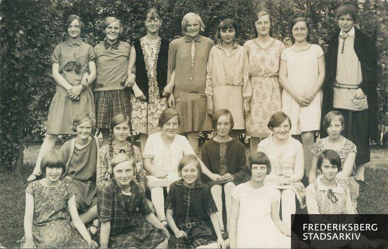 Skolen på Godthåbsvej. Pige klasse 7 c, 1928
Lærerinde: Ellen Lindorff Larsen, Gammel Kongevej 149, Frb