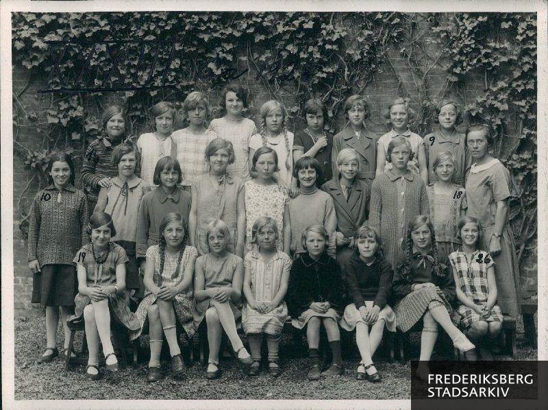 Skolen ved Solbjergvej. 6.A. 1928. Lærerinde Frk. Joh. Klavsen
Nederste rk. fra venstre: Lydia Olesen, Helen Pedersen, Anina Jensen, Vita Hult, Tove Jensen, Henny Nielsen, Edith Greve, Ingeborg Jensen
Mellemste rk.: Tove Wiberg, Agnete Gerne Nielsen, Evy Jansson, Nancy Pedersen, Ella Schmidt, Doris Larsen, Dagny Knudsen, Else Christensen, Aase Franch Jørgensen, lærerinde Frk. Joh. Klavsen
Øverste rk.: Kirsten Grundahl, Anna Larsen, Else Alsborg, Agnes Hansen, Esther Bjarnøe, Hedda Larsen, Agil Arendt, Gurli Jensen, Grethe Andersen
Manglende elever:  Elna Nielsen, Ilse Larsen, Gudrun Franck