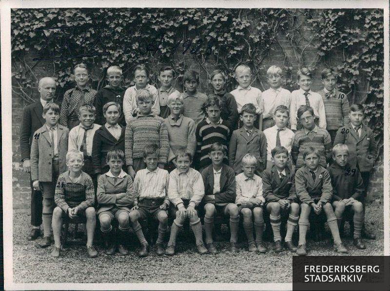 Skolen ved Solbjergvej A. Kl. 1928 ( uden klassetrin) Klasselærer J. Kirkegaard
Nederste rk. fra venstre:første tre elever i rækken er uden navn, derefter: Kaj Julius Jørgensen, Kjeld Nielsen, Poul C. Christensen, Bruno Larsen, Hartvig Larsen, Ejnar Jensen
Mellemste rk: Svend Jensen, Villy Rasmussen, Richard Jørgensen, Svend Bengtsen, Gunnar Westmann, Frank Svensson, de sidste 4 elever i rk. er uden navn
Øverste rk.: lærer J. Kirkegaard. Hans Bovall Jensen, Ragnvald Frøde, Helge Petersen, Villy Nielsen, Axel Carlsen, Anker Adelørn, Holger Frederiksen, Carl Rasmussen, Buth Jørgensen, Poul Christensen
Fraværende : Leif Sørensen, Oluf Nielsen, Sigfred Pehrsson
