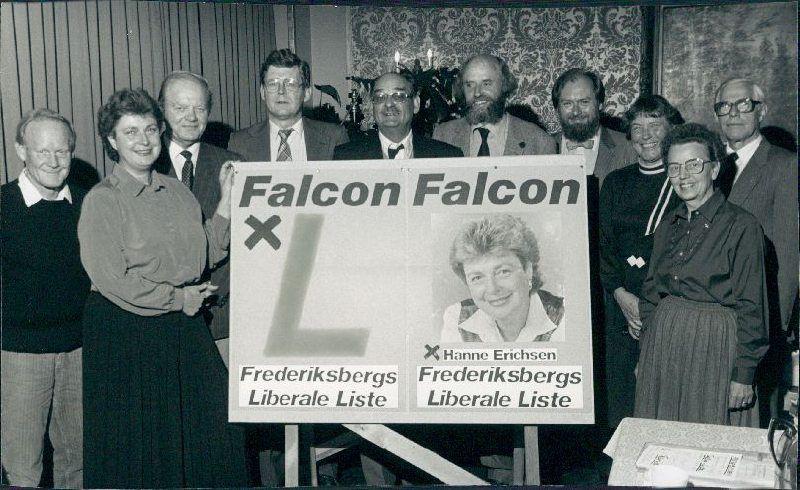 Medlemmer af Frederiksbergs Liberale Liste, Falcon-Listen, viser kommunalvalgplakater med overskriften Falcon, x ved L på den ene plakat og kandidaten Hanne Erichsens portræt ses i valgkampen