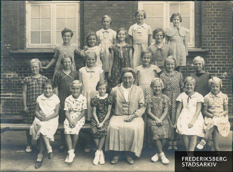 Skolen på Godthåbsvej 4. A sept. 1935.
Læreren: Joh. Andersen.
Elevernes fornavne fra venstre:1. række 1) Mogens B., 2) Erik H. M., 3) Willi K., 4) Knud Aage P., 5) Carl J, .6) Egon S., 7) Knud F. N.,
 2. række 1) Georg T., 2) Niels B., 3) Erik J.
Elevernes fornavne fra venstre:1. række 1) Evy P.,2) Alice P., 3) Rita Jø.,4) Agni Å., 5) Lilly S, .6) Lilly H., 7) Grethe V.
2. række 1) Tove H., 2) Inge K., 3) Lis J., 4) Kirsten J., 5) Grethe W, .6) Inger E.