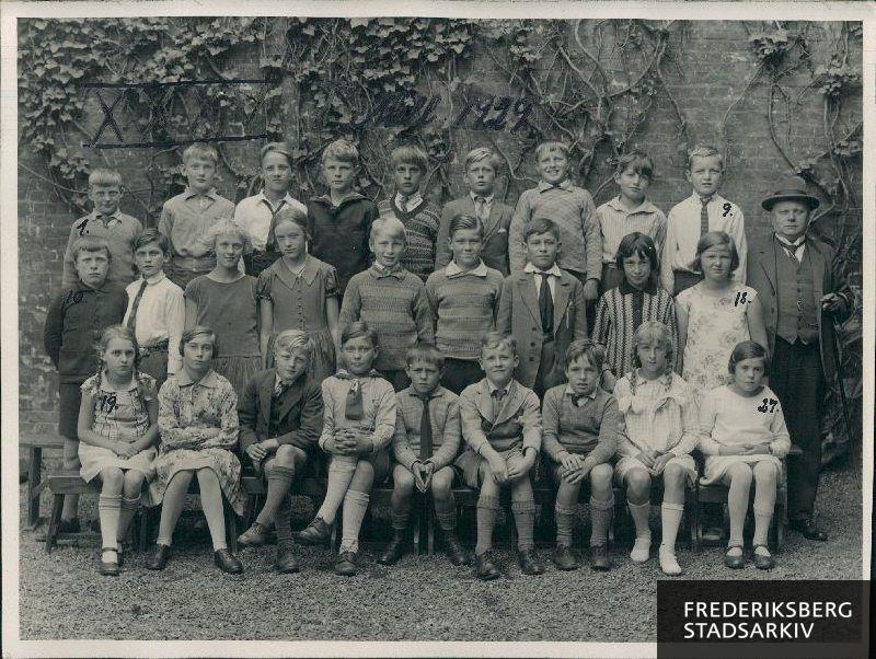 vogn Resignation Formode Skolen ved Solbjergvej. 1929.Mellemskoleklasse ( uden klassetrin) Nederste  rk. fra venstre: Else Thomsen, Aase Nielsen, Kaj