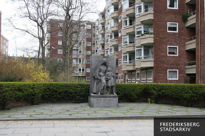 Mindesmærke for bombardementet af Den Franske Skole (Jeanne d'Arc-skolen) i 1945
Udført af billedhuggeren Max Andersen
Opstillet 1954