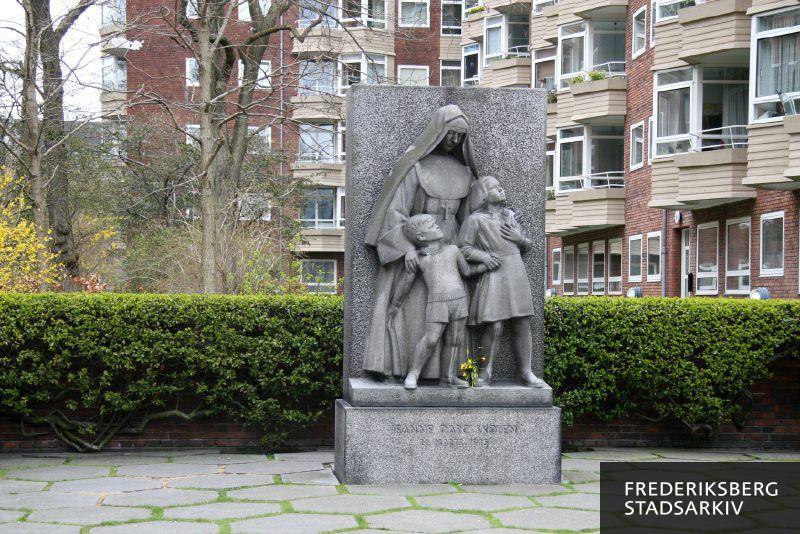 Mindesmærke for bombardementet af Den Franske Skole (Jeanne d'Arc-skolen) i 1945
Udført af billedhuggeren Max Andersen
Opstillet 1954