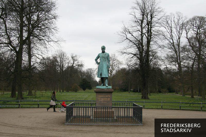 Statue af Kong Frederik VI
Udført af billedhuggeren Herman Wilhelm Bissen
Opstillet september 1858