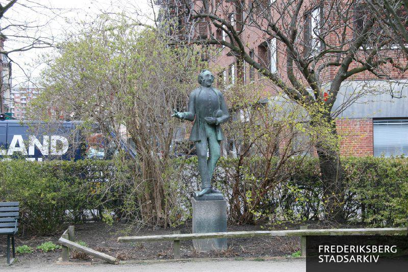 Statue af skuespilleren Poul Reumert som Løjtnant von Buddinge
