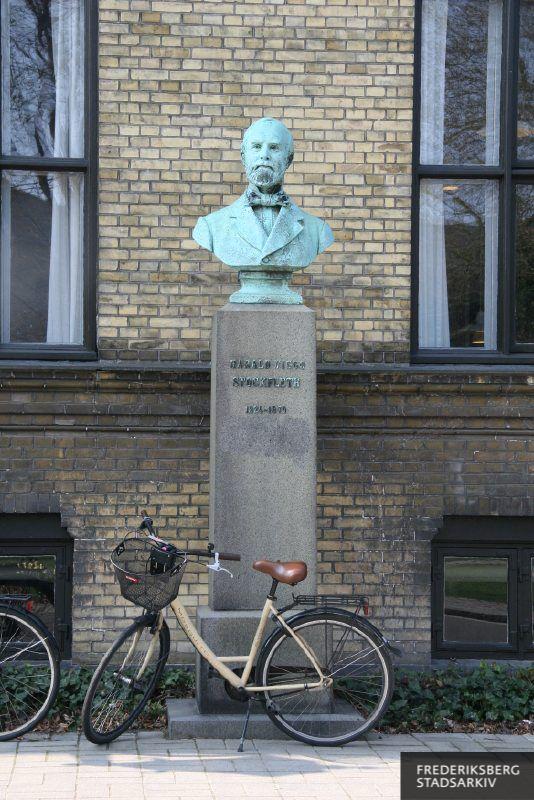 Grønnegårdsvej 7, Landbohøjskolen
Buste af professor Harald Viggo Stockfleth
Udført af billedhuggeren Rasmus Andersen
Opstillet ?